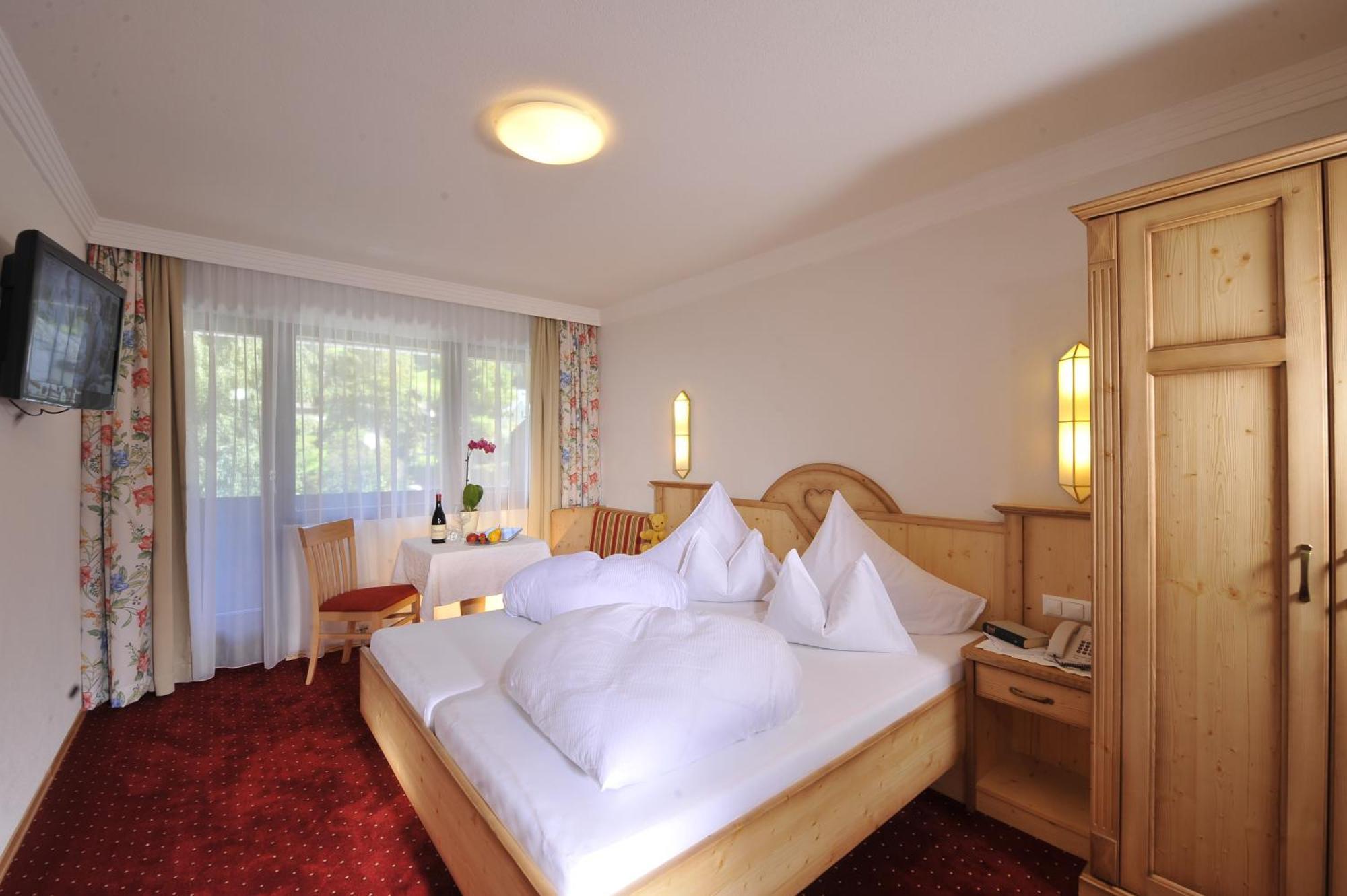 מידרס Hotel Serles מראה חיצוני תמונה