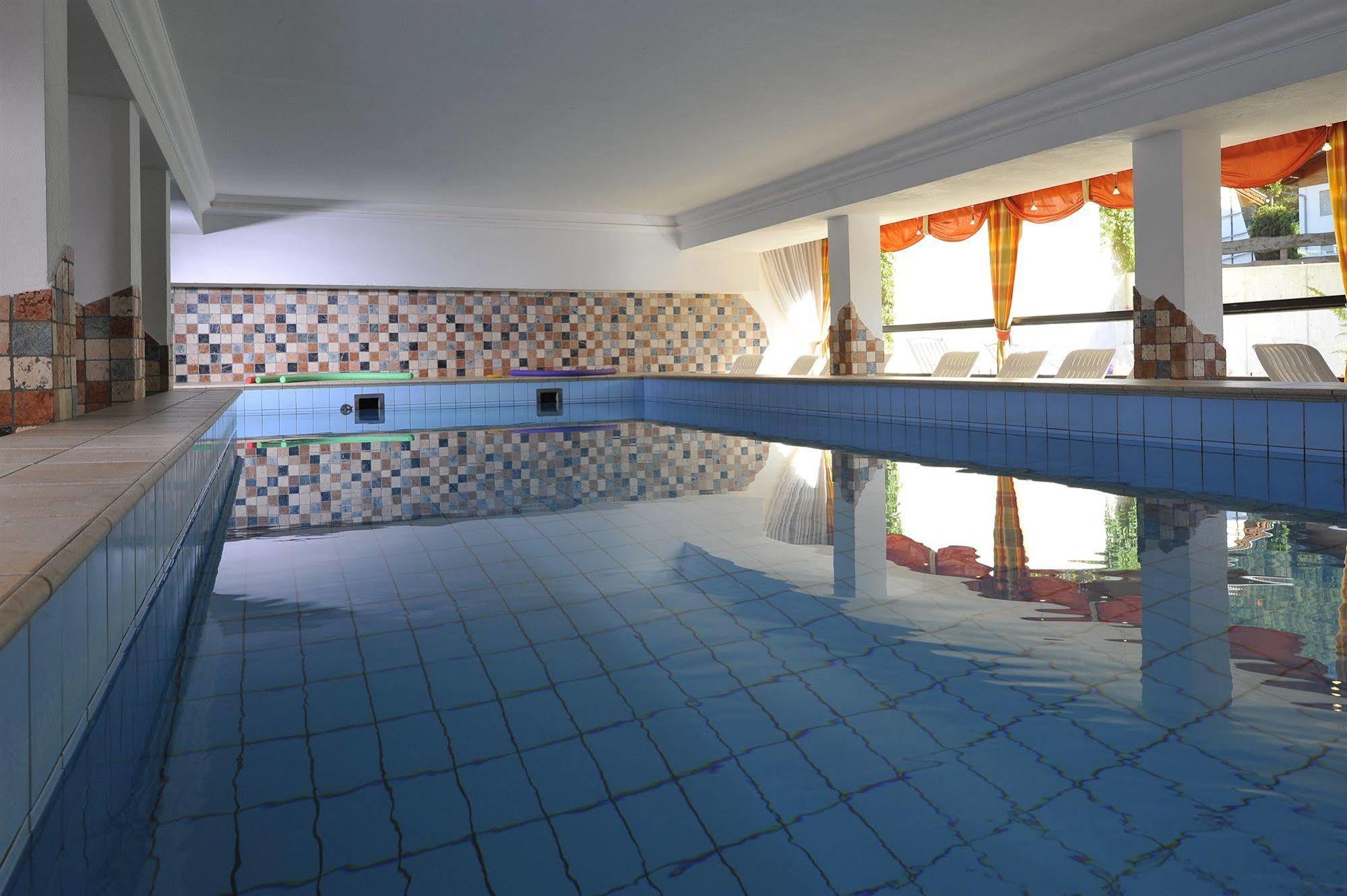 מידרס Hotel Serles מראה חיצוני תמונה